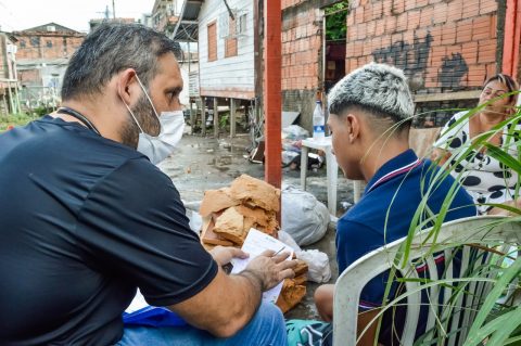 Moradores atingidos por chuvas na zona oeste de Manaus recebem atendimentos médicos 