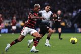 Flamengo goleia Corinthians no Maracanã e assume liderança provisória do Brasileirão