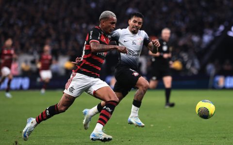 Flamengo goleia Corinthians no Maracanã e assume liderança provisória do Brasileirão