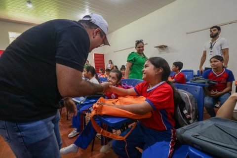 Barreirinha inicia entrega de kits escolares a estudantes da zona urbana e rural