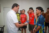 Delegação de futsal homenageia prefeito Mateus Assayag com troféus e medalhas conquistadas em Manaus
