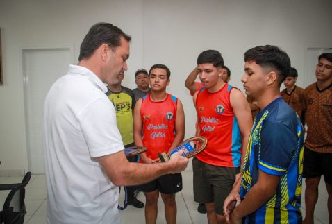 Delegação de futsal homenageia prefeito Mateus Assayag com troféus e medalhas conquistadas em Manaus