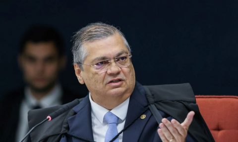 Dino vence ação contra hospital por morte de filho e doará dinheiro