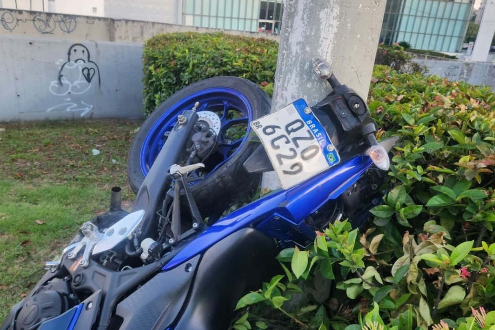 Motociclista fica ferido após colisão na avenida Efigênio Salles Motociclista fica ferido após colisão na avenida Efigênio Salles