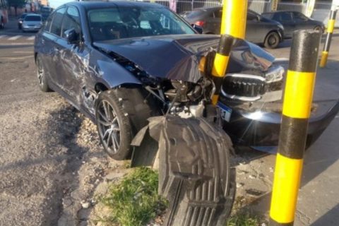 BMW avança sinal vermelho e colide com picape no Centro de Manaus