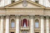 Vaticano inicia preparativos para o conclave com instalação de cortinas na Basílica de São Pedro
