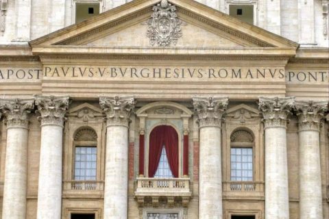 Vaticano inicia preparativos para o conclave com instalação de cortinas na Basílica de São Pedro