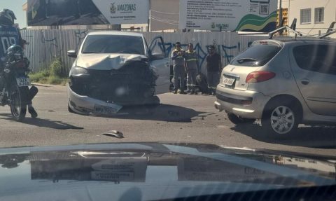 Colisão destrói frente de carro e assusta motoristas na zona sul de Manaus