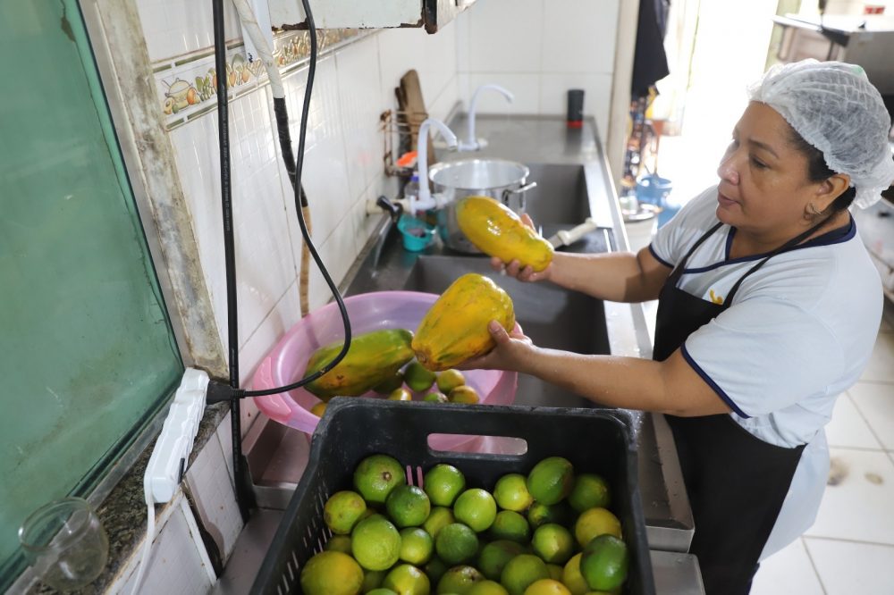 Sepror abre inscrições para entidades receberem doações de alimentos não comercializados em Manaus Sepror abre inscrições para entidades receberem doações de alimentos não comercializados em Manaus