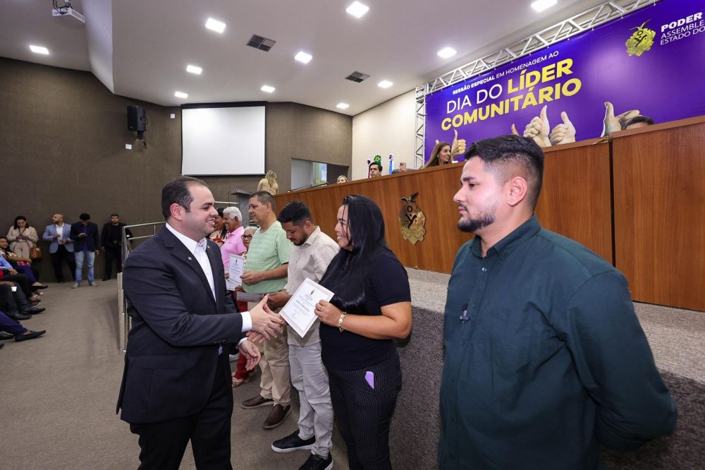 Aleam realiza sessão especial em Manaus e homenageia mais de 300 líderes comunitários Aleam realiza sessão especial em Manaus e homenageia mais de 300 líderes comunitários
