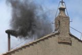 Vaticano: Terceira votação do conclave termina com fumaça preta