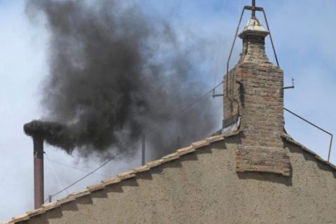 Vaticano: Terceira votação do conclave termina com fumaça preta