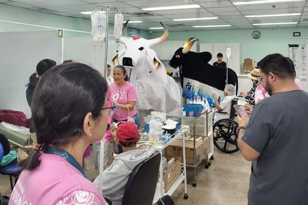 FCecon: Caprichoso e Garantido emocionam pacientes oncológicas durante celebração do Dia das Mães em Manaus FCecon: Caprichoso e Garantido emocionam pacientes oncológicas durante celebração do Dia das Mães em Manaus