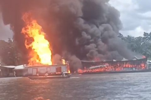 Incêndio destrói flutuantes comerciais em comunidade rural de Tapauá