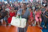 Na véspera do Dia das Mães, gestantes recebem kits de bebê e cestas básicas em Manaus