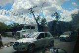 Carreta desgovernada atinge poste e assusta moradores na avenida Mulateiro