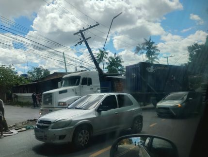 Carreta desgovernada atinge poste e assusta moradores na avenida Mulateiro
