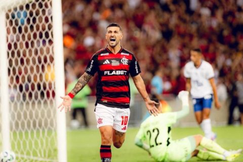 Com gol de Arrascaeta, Flamengo derrota Bahia e assume liderança do Brasileirão