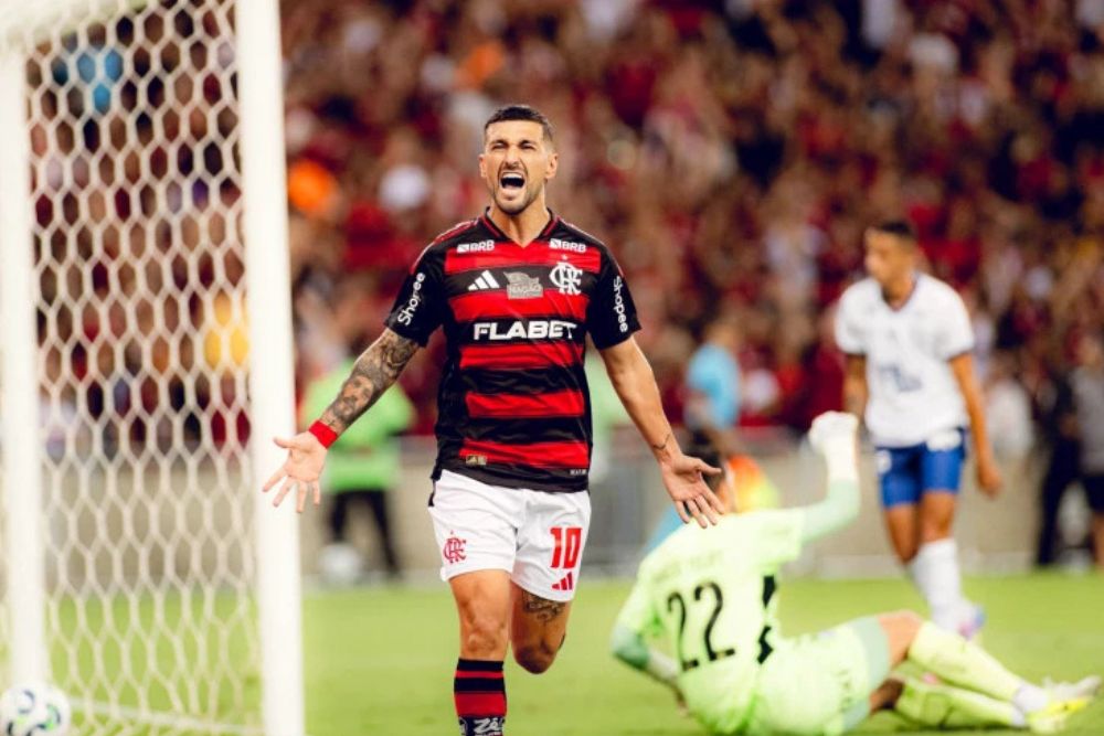 Com gol de Arrascaeta, Flamengo derrota Bahia e assume liderança do Brasileirão Com gol de Arrascaeta, Flamengo derrota Bahia e assume liderança do Brasileirão