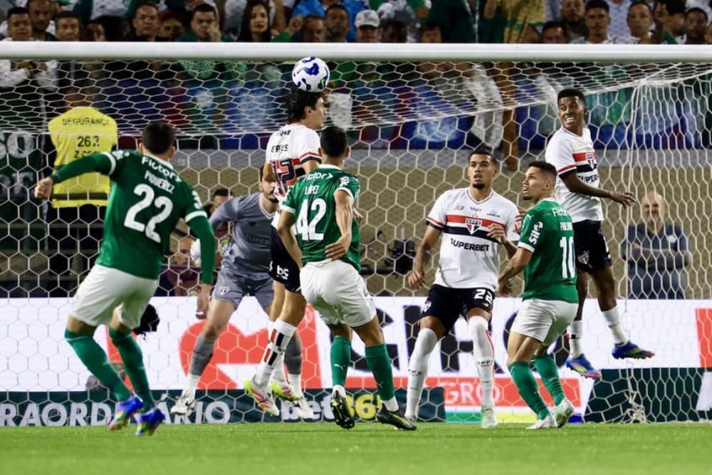Vitor Roque decide nos acréscimos e mantém Palmeiras na liderança do Brasileirão Vitor Roque decide nos acréscimos e mantém Palmeiras na liderança do Brasileirão