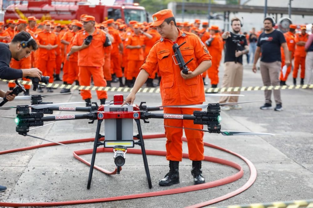 Bombeiros do AM passam a contar com o primeiro drone de combate a incêndios do Brasil Bombeiros do AM passam a contar com o primeiro drone de combate a incêndios do Brasil