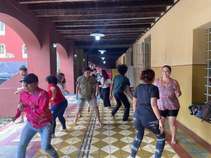 Oficinas de técnicas circenses e teatrais oferecem formação artística no Centro de Manaus