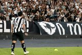 Botafogo vence Estudiantes em jogo dramático e segue vivo na Libertadores
