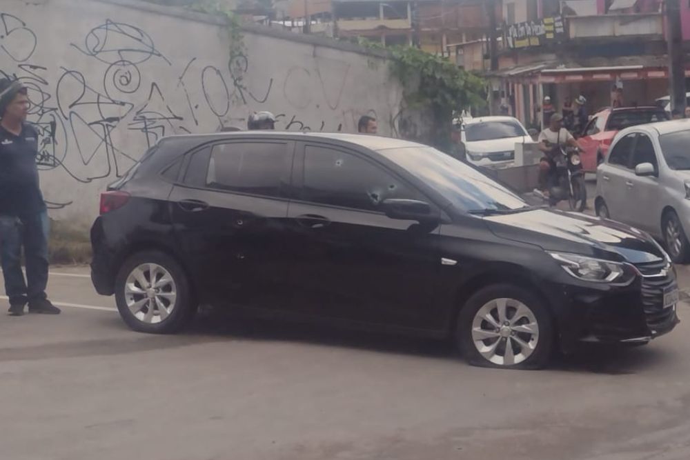 Homem é baleado durante troca de tiros no bairro Cidade de Deus Homem é baleado durante troca de tiros no bairro Cidade de Deus