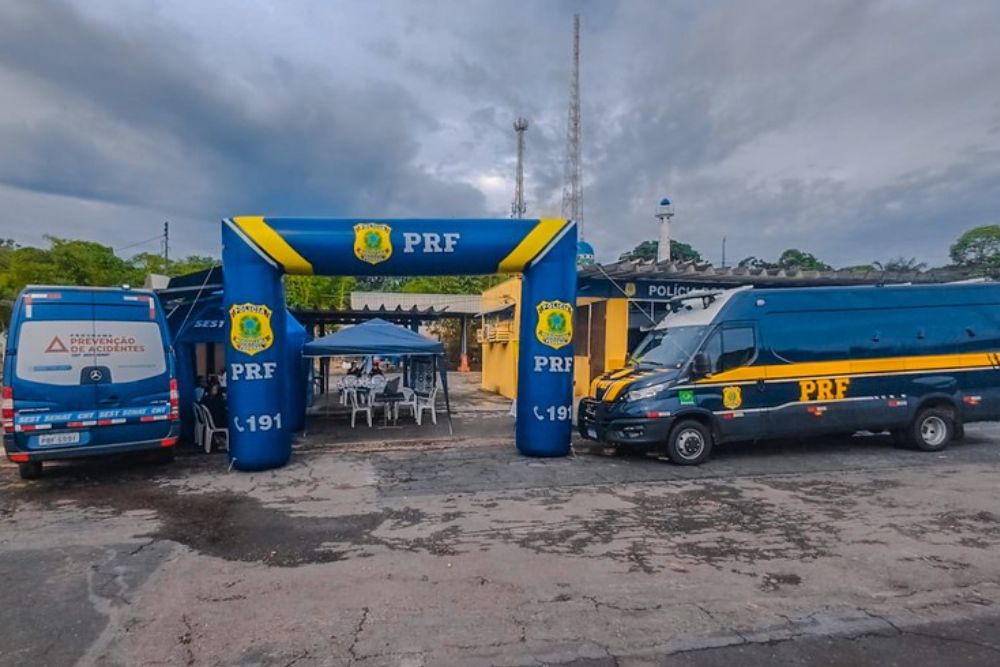 Maio Amarelo: PRF promove ação de saúde para caminhoneiros na BR-319 Maio Amarelo: PRF promove ação de saúde para caminhoneiros na BR-319