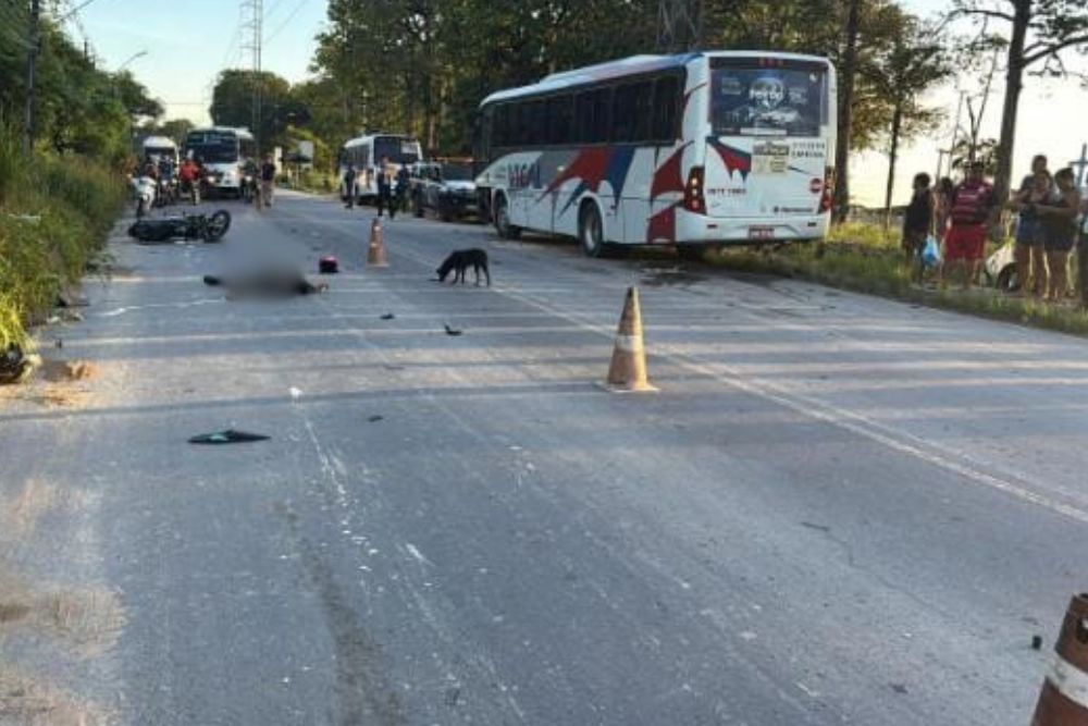 Motociclista morre após colidir com ônibus de rota na Zona Leste de Manaus Motociclista morre após colidir com ônibus de rota na Zona Leste de Manaus