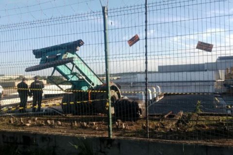 Carreta desvia de buraco e esmaga pedestre no bairro Distrito Industrial