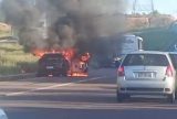 Carro colide com micro-ônibus e pega fogo na zona Norte de Manaus
