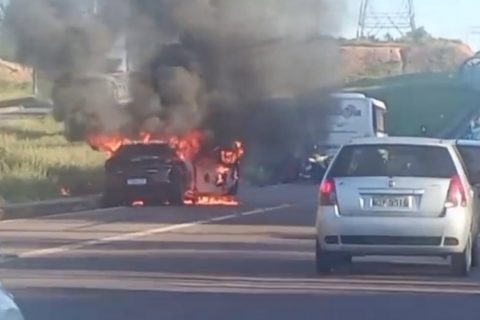 Carro colide com micro-ônibus e pega fogo na zona Norte de Manaus