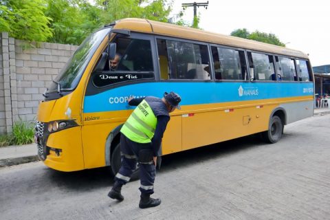 Micro-ônibus do transporte alternativo capota na Zona Leste e deixa feridos