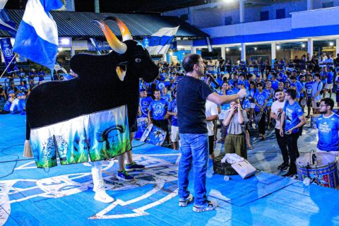 Boi Caprichoso e Marujada homenageiam Dissica Calderaro durante ensaio técnico em Parintins