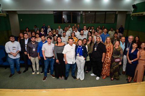 Senador Eduardo Braga ministra palestra sobre Reforma Tributária para jovens empreendedores em Manaus