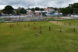 Observador do Esporte Clube Vitória avalia jovens talentos do projeto "Bom de Bola" em Manaus