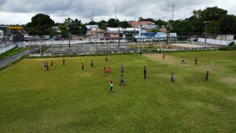 Observador do Esporte Clube Vitória avalia jovens talentos do projeto "Bom de Bola" em Manaus