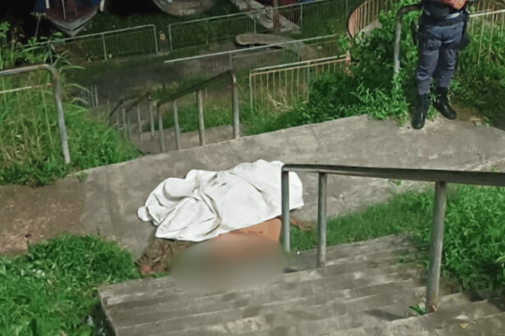 Corpo de homem é encontrado em praça do bairro Educandos Corpo de homem é encontrado em praça do bairro Educandos