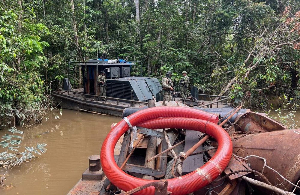 Operação Ágata 2025 localiza e destrói dez dragas de garimpo ilegal na Amazônia Operação Ágata 2025 localiza e destrói dez dragas de garimpo ilegal na Amazônia