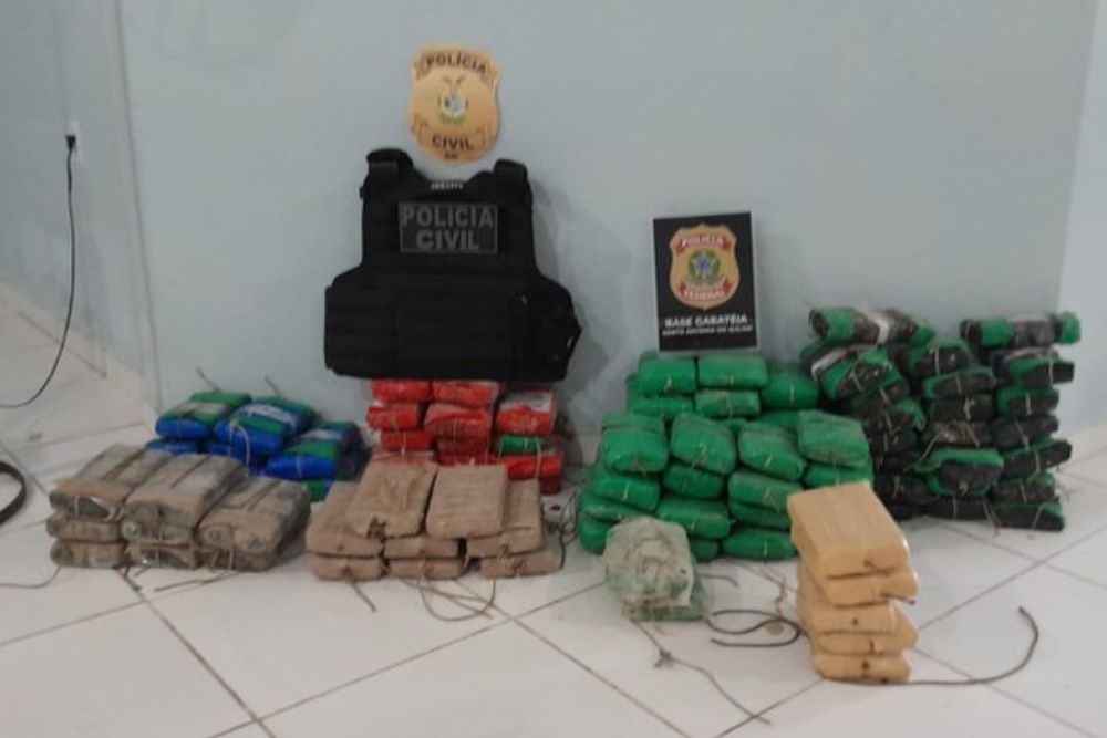Barco com 110 kg de cocaína é apreendido a caminho de Manaus Barco com 110 kg de cocaína é apreendido a caminho de Manaus