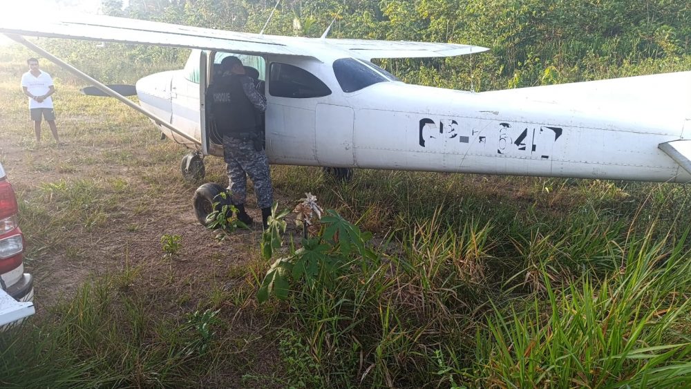 Polícia apreende aeronave com 300 kg de cocaína em Novo Aripuanã Polícia apreende aeronave com 300 kg de cocaína em Novo Aripuanã