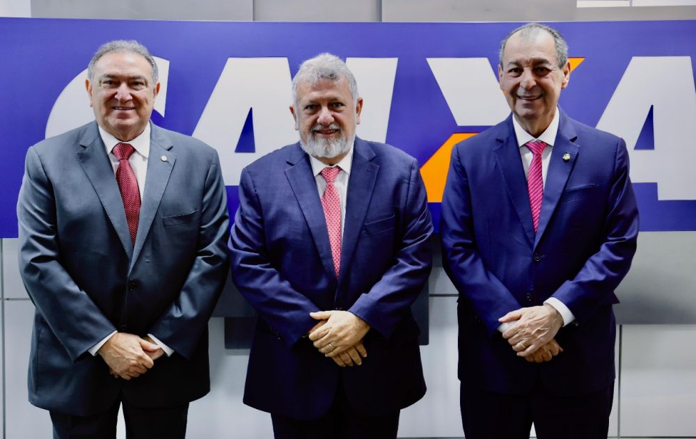 Senador Omar Aziz e Caixa debatem ampliação de serviços no interior do Amazonas Senador Omar Aziz e Caixa debatem ampliação de serviços no interior do Amazonas