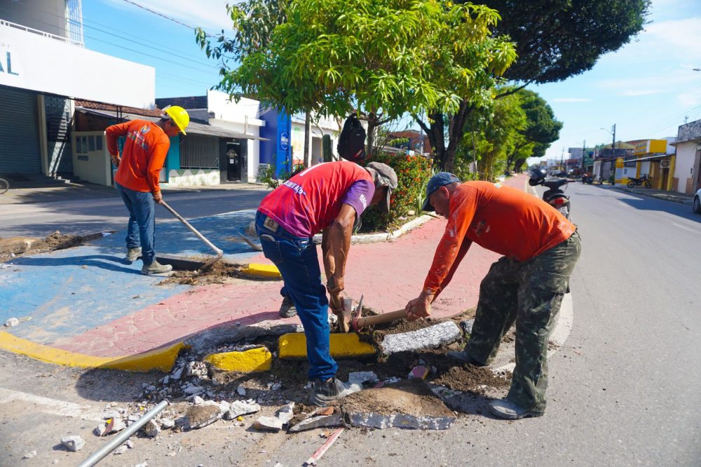 Prefeitura de Parintins intensifica serviços de limpeza e manutenção urbana Prefeitura de Parintins intensifica serviços de limpeza e manutenção urbana
