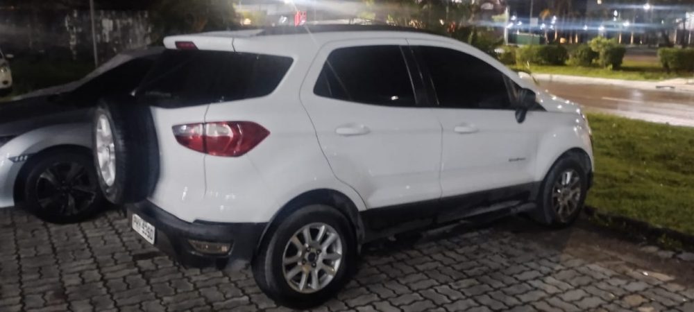 Polícia prende dupla que mantinha mulheres reféns dentro de carro na Ponta Negra Polícia prende dupla que mantinha mulheres reféns dentro de carro na Ponta Negra