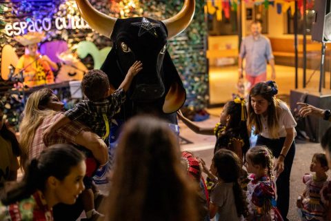 'Infante na Roça' leva a magia de Caprichoso e Garantido para crianças em Manaus
