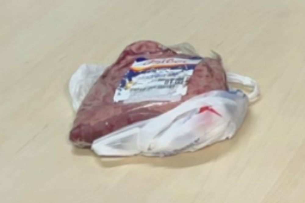 Homem é preso após tentar furtar picanha de supermercado no bairro Adrianópolis Homem é preso após tentar furtar picanha de supermercado no bairro Adrianópolis