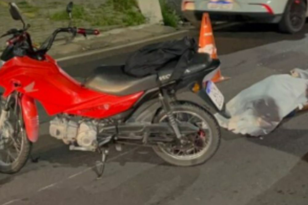 Motociclista morre após ser atingida por carro na avenida Umberto Calderaro Motociclista morre após ser atingida por carro na avenida Umberto Calderaro