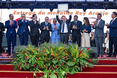 Deputado Roberto Cidade entrega medalhas a ministros do STF, STJ e jurista em auditório na Zona Sul de Manaus