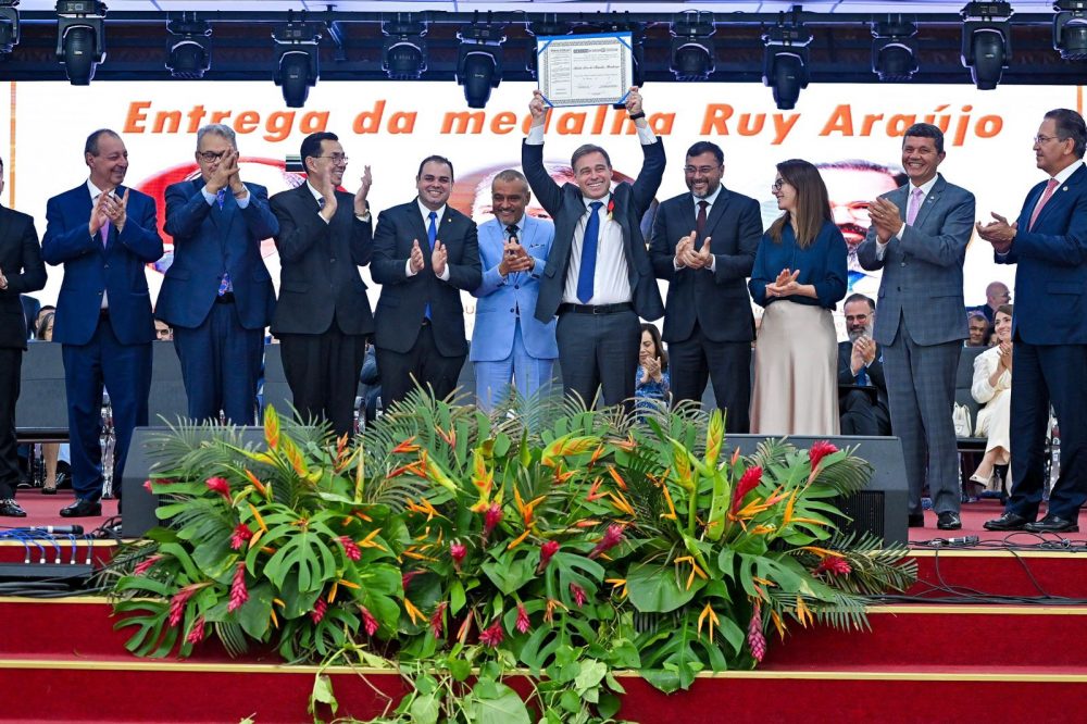 Deputado Roberto Cidade entrega medalhas a ministros do STF, STJ e jurista em auditório na Zona Sul de Manaus Deputado Roberto Cidade entrega medalhas a ministros do STF, STJ e jurista em auditório na Zona Sul de Manaus